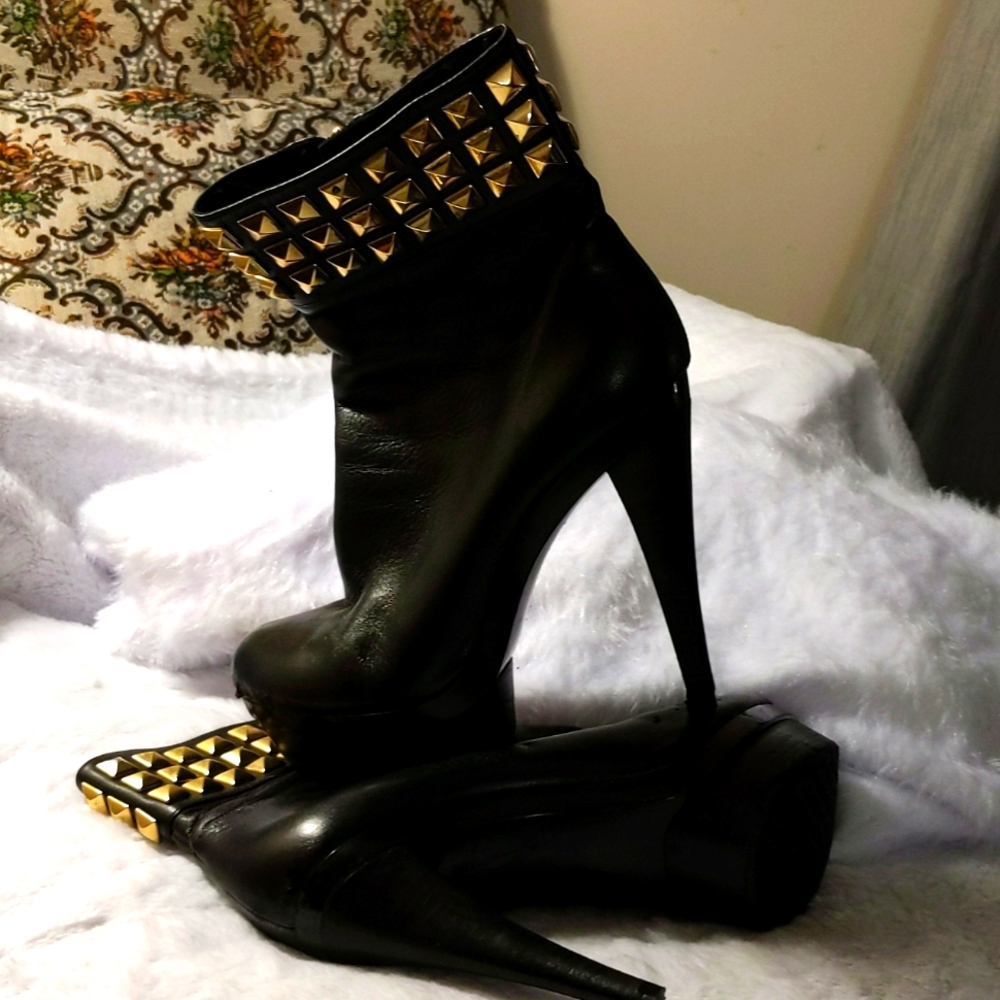 Michael Kors| Aria Black Leather Ankle Boots 4" Heels Gold Toned Stud Detailing - Picture 2 of 14